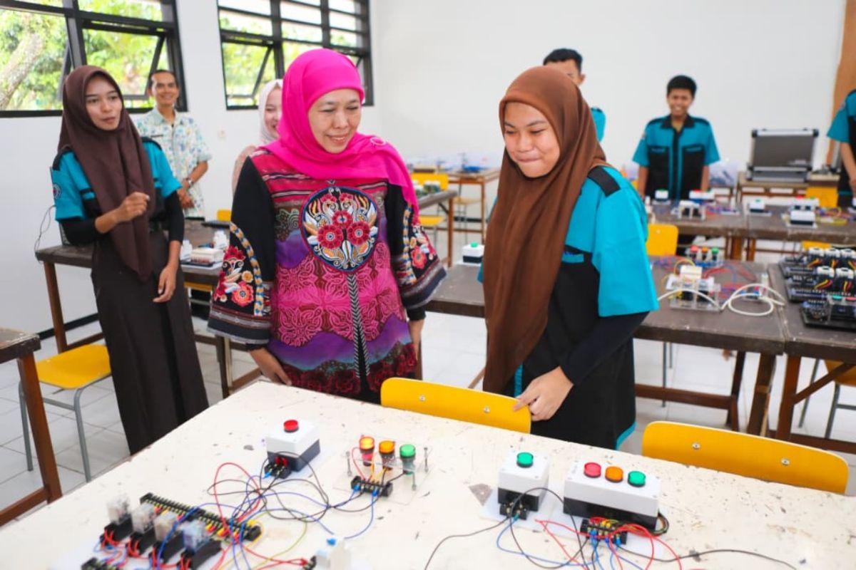 Khofifah Proud of 91.46% Absorption Rate for East Java SMK Graduates