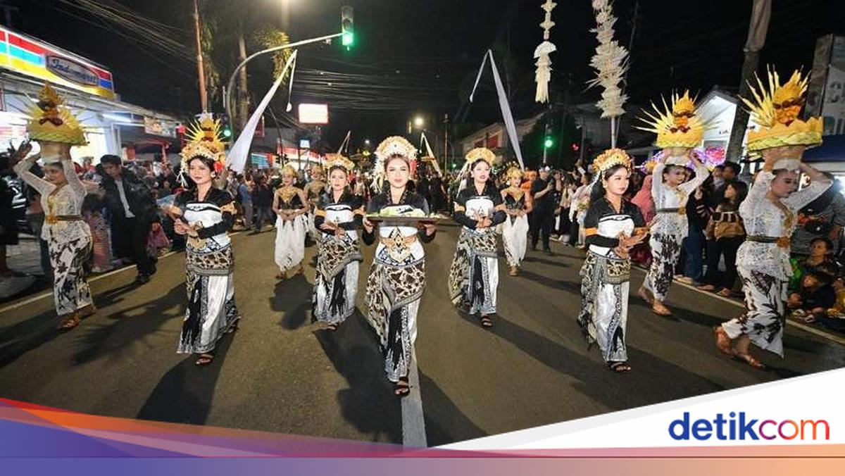 Thousands of Residents Enthusiastic About the Padjadjaran Cultural Procession Commemoration Event