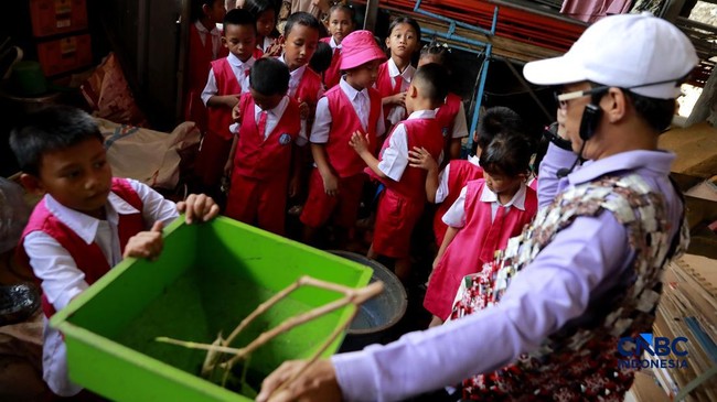 Waste Bank: Educating Children on Sorting Household Waste into Economic Value
