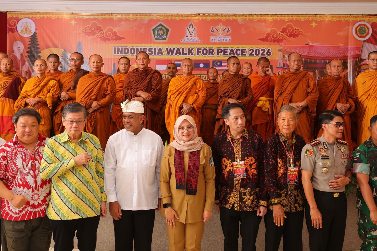 Regent Welcomes Thudong Monks' Arrival at Banyuwangi Temple