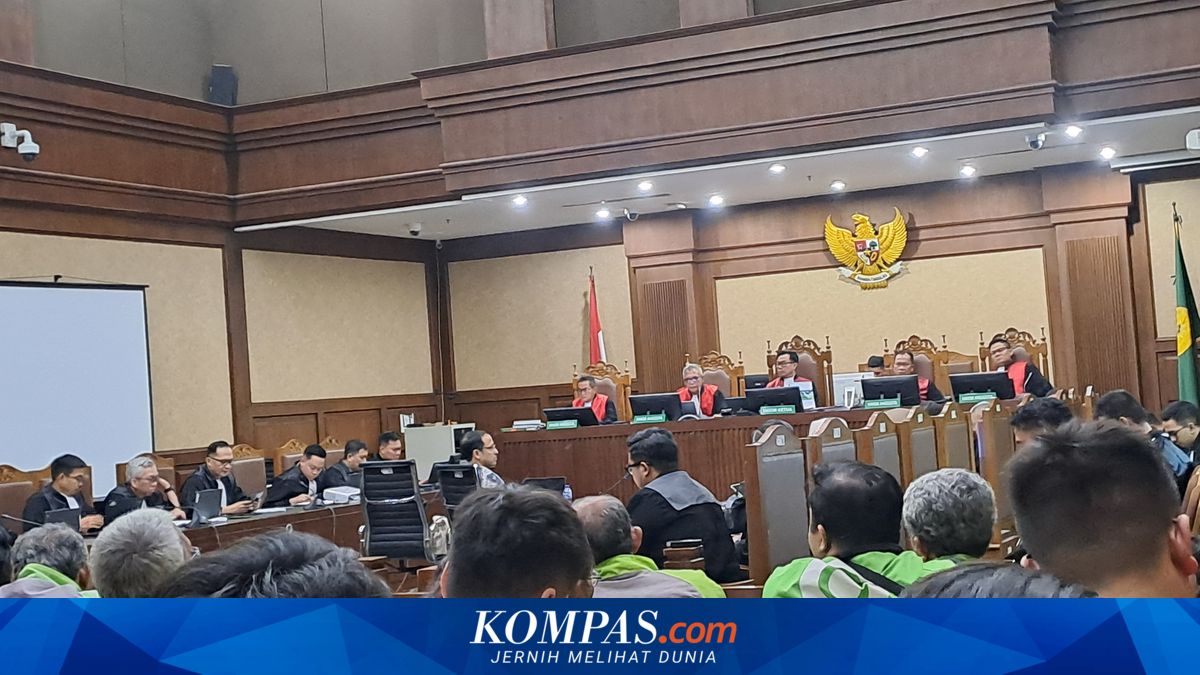 Judge Grants House Arrest for Nadiem Makarim