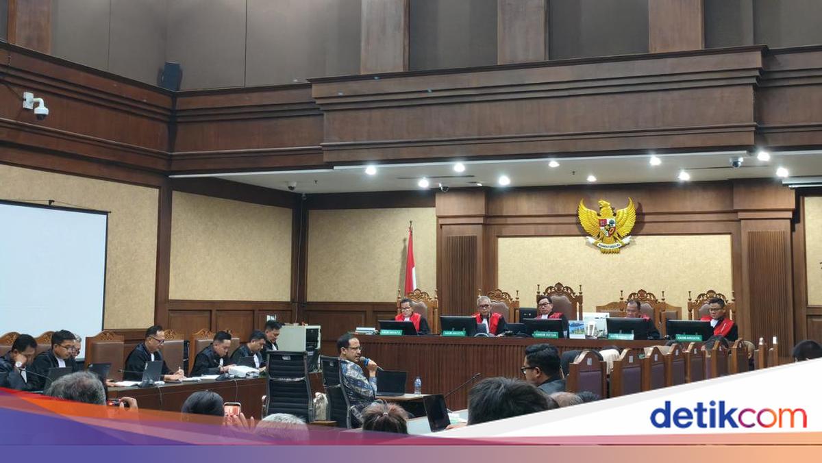 Judge Questions Nadiem: Agrees to Chromebook Procurement but Disagrees with Being the Decision-Maker?