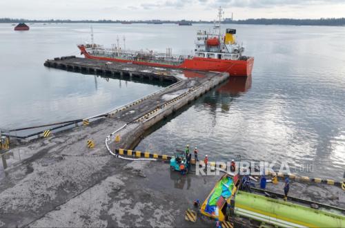 PTP Nonpetikemas Bengkulu Launches Liquid Bulk Drop Tank Service at Pulau Baai Port