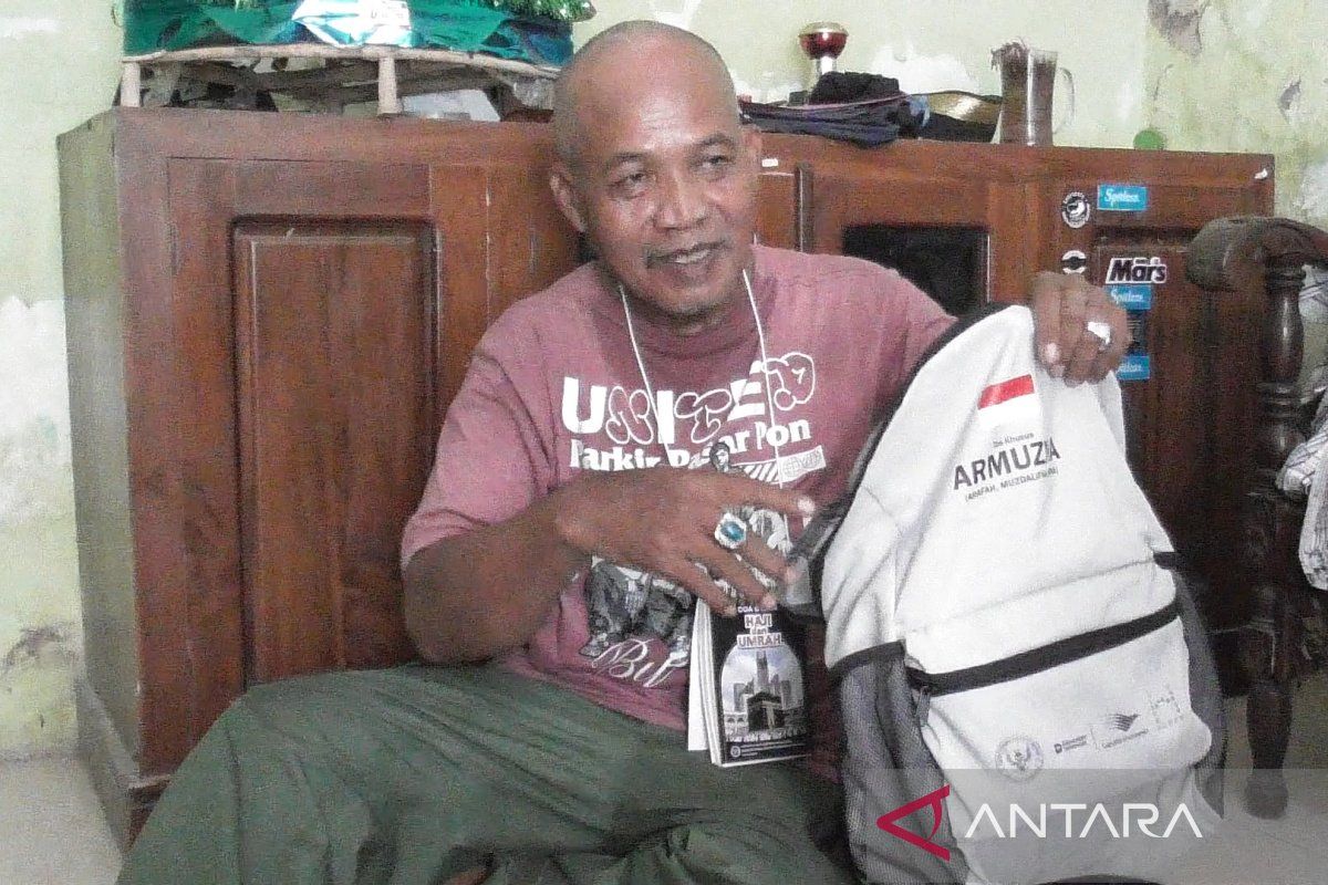 Parking Attendant in Banyumas Realises Dream of Hajj Through Savings