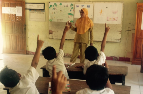 Safeguarding the Hopes of Honorary Teachers Amid Education Restructuring