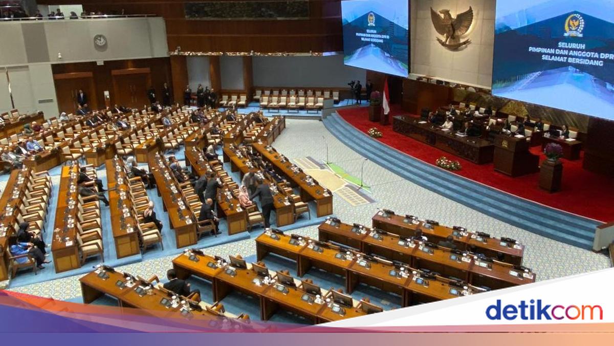 292 DPR Members Attend Opening of Session Period, Appoint Replacement for Adies Kadir