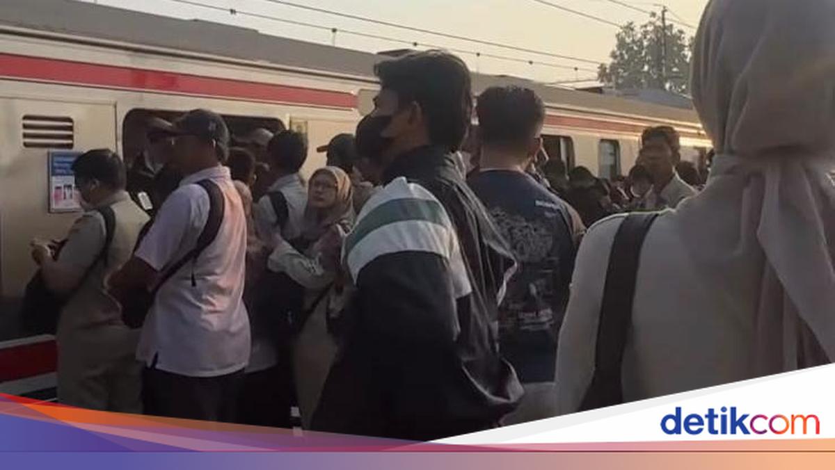 Passengers Crammed Due to KRL Green Line Disruption at Serpong Station