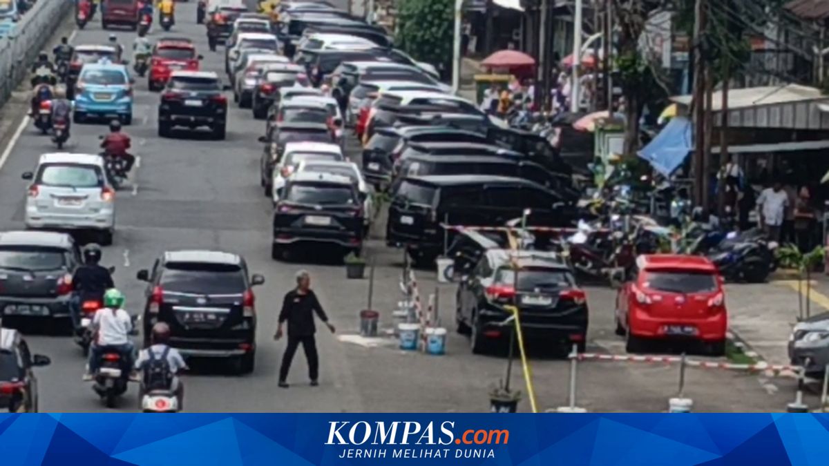 Jakarta's Parking Emergency: Pavements Occupied by Vehicles, Extortion Persists