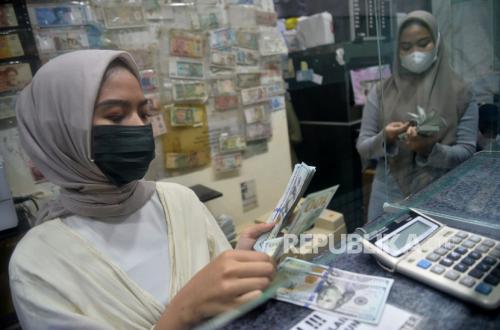 Three Singaporean Banks Simultaneously Record 1 US Dollar Nearing Rp 17,700
