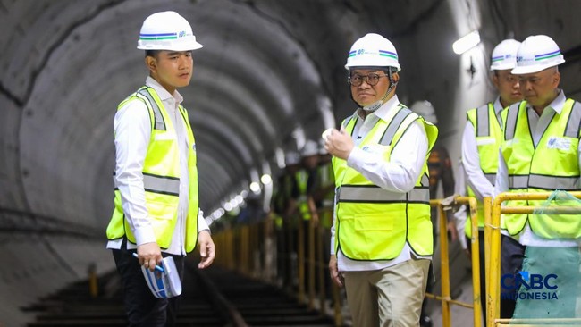 Working Underground, Vice President Gibran Quietly Inspects MRT Tunnel