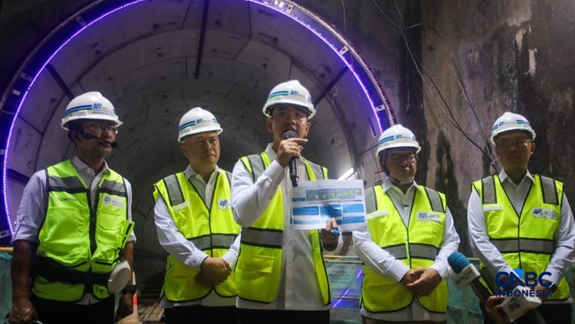 Gibran Inspects MRT Project, HI-Monas Section to Operate by End of 2027