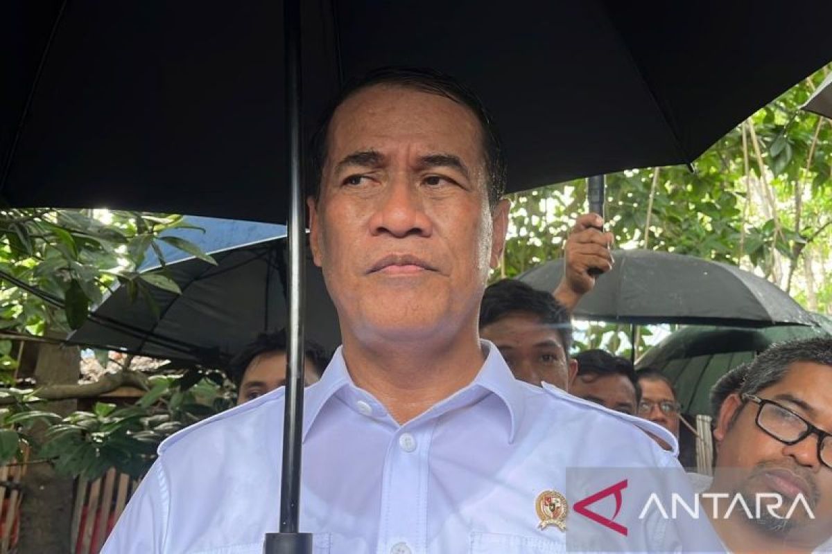 Agriculture Minister Distributes Central Government Aid of Rp10 Billion for Flood Victims in Southeast Sulawesi