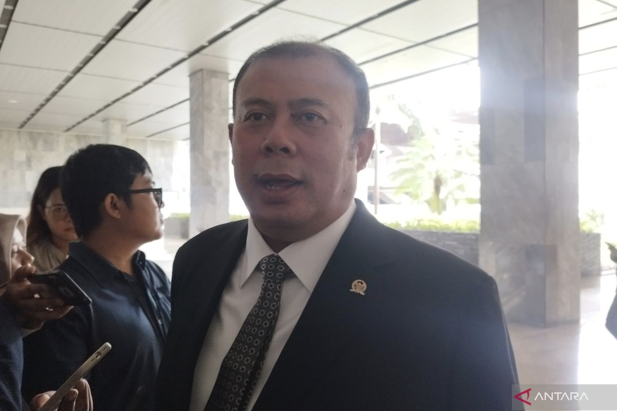Parliament urges government to gradually appoint honorary teachers as civil servants