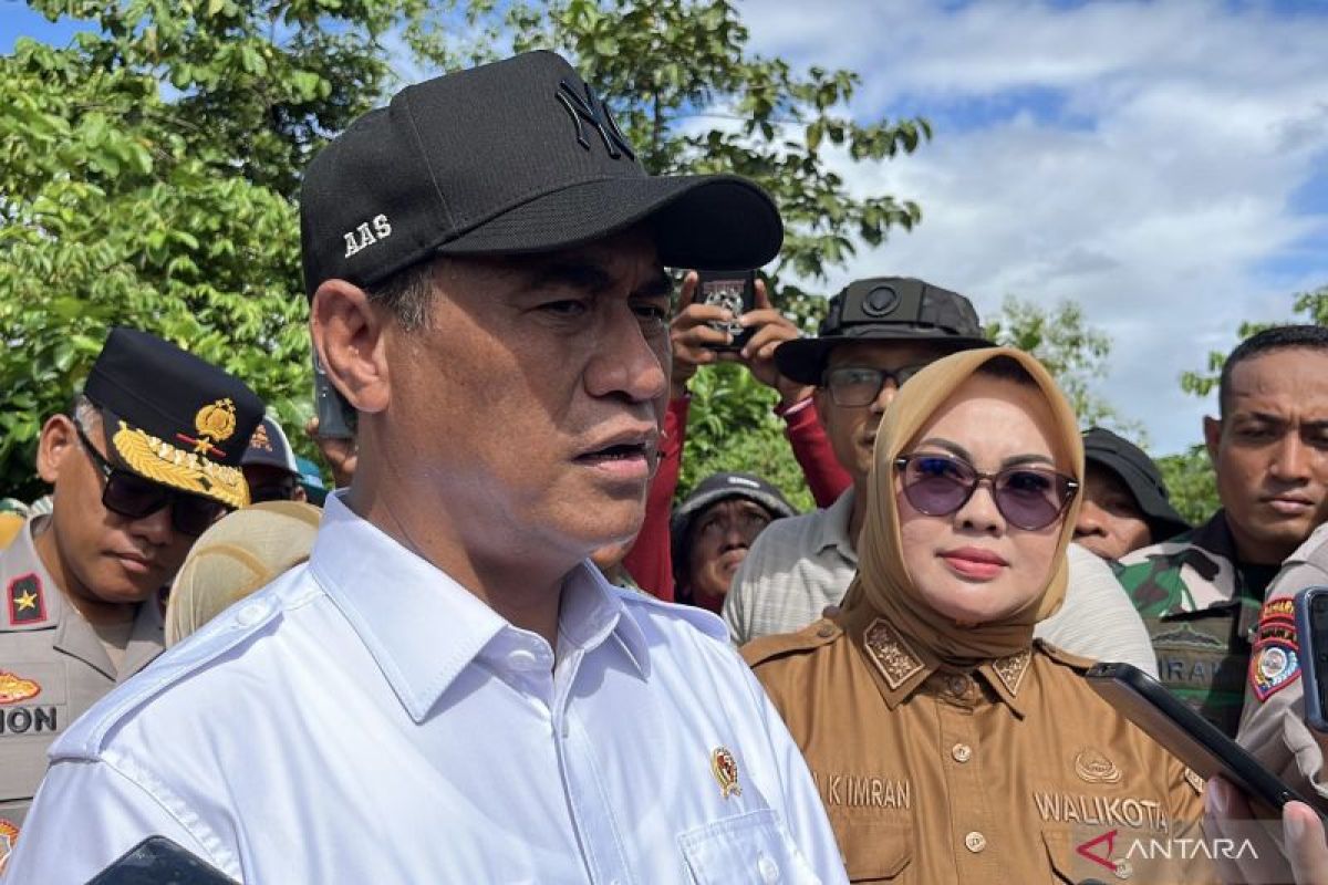 Agriculture Minister inspects flood-affected settlements and rice fields in Southeast Sulawesi