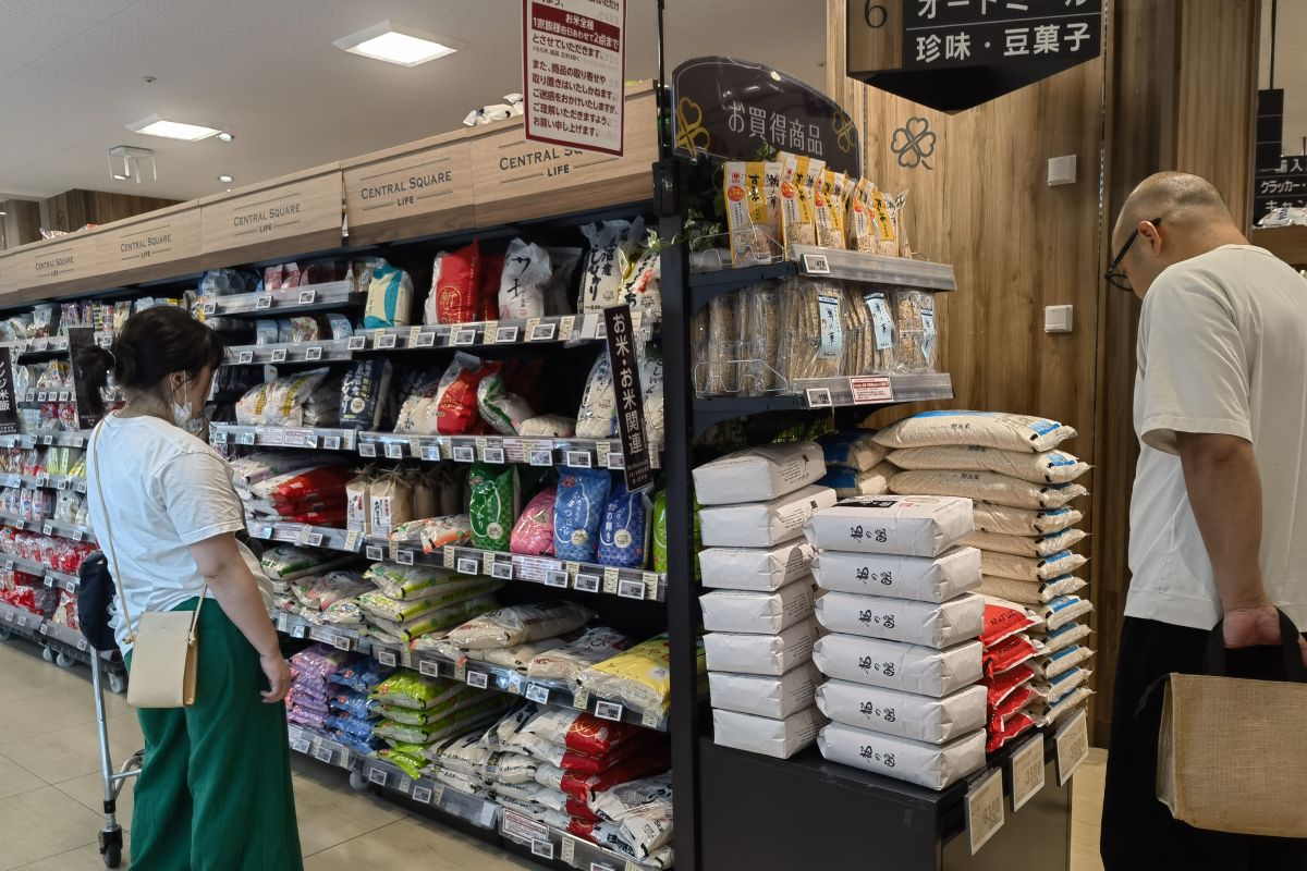 Japanese snack producer simplifies packaging