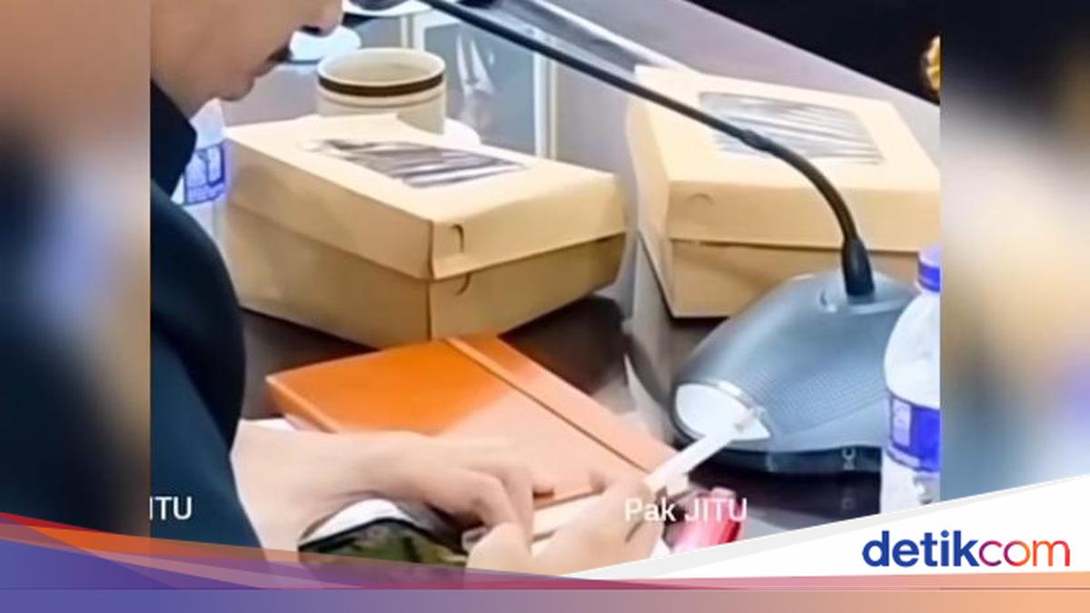 Viral Video of Jember Legislator Smoking During Meeting, DPRD Chairman Assures Action Will Be Taken