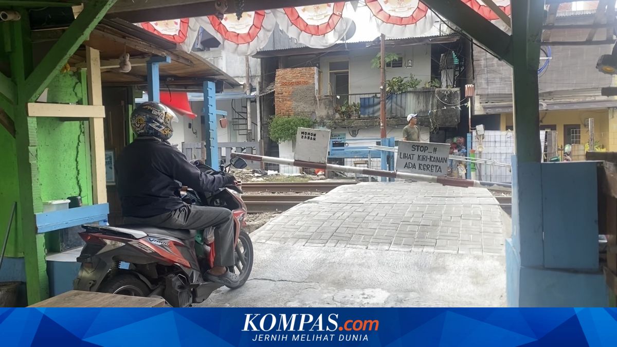 Residents Agree to Closure of Railway Crossing in Tebet: But Not All of Them