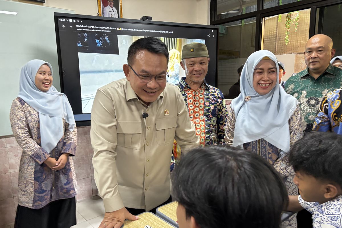 Presidential Chief of Staff reviews school revitalisation in Central Jakarta, ensures smooth progress