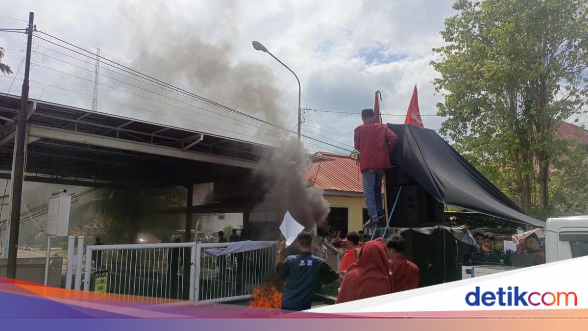 Supporting Jonas Salean, Dozens of IMM Students Burn Tyres at NTT Attorney General's Office