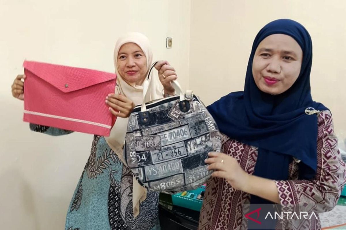 East Jakarta Residents Transform Household Waste into Valuable Handicrafts