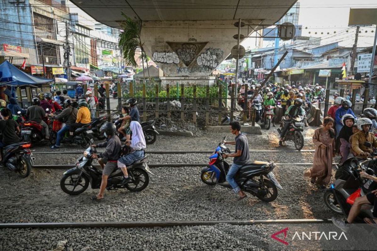 Regulating illegal level crossings must be a priority for safety