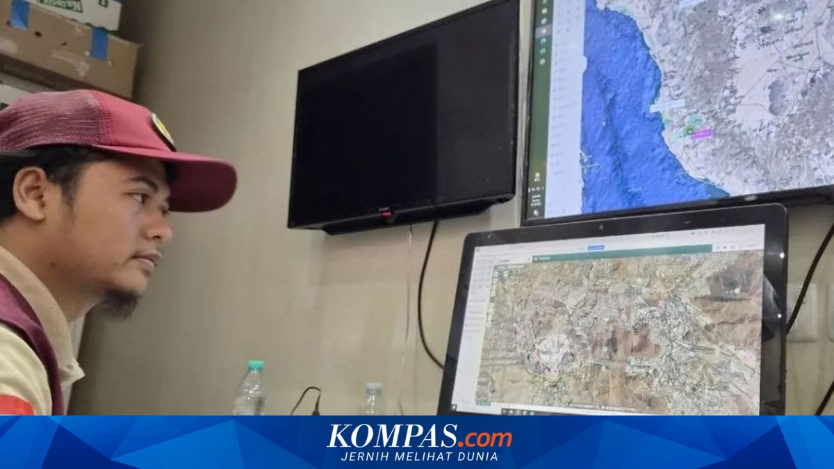 Monitoring the Movements of Thousands of Hajj Pilgrims from the Control Room in Mecca