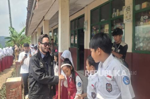 Schoolchildren in Remote KBB Mountains Smile After Visit from Regent Jeje
