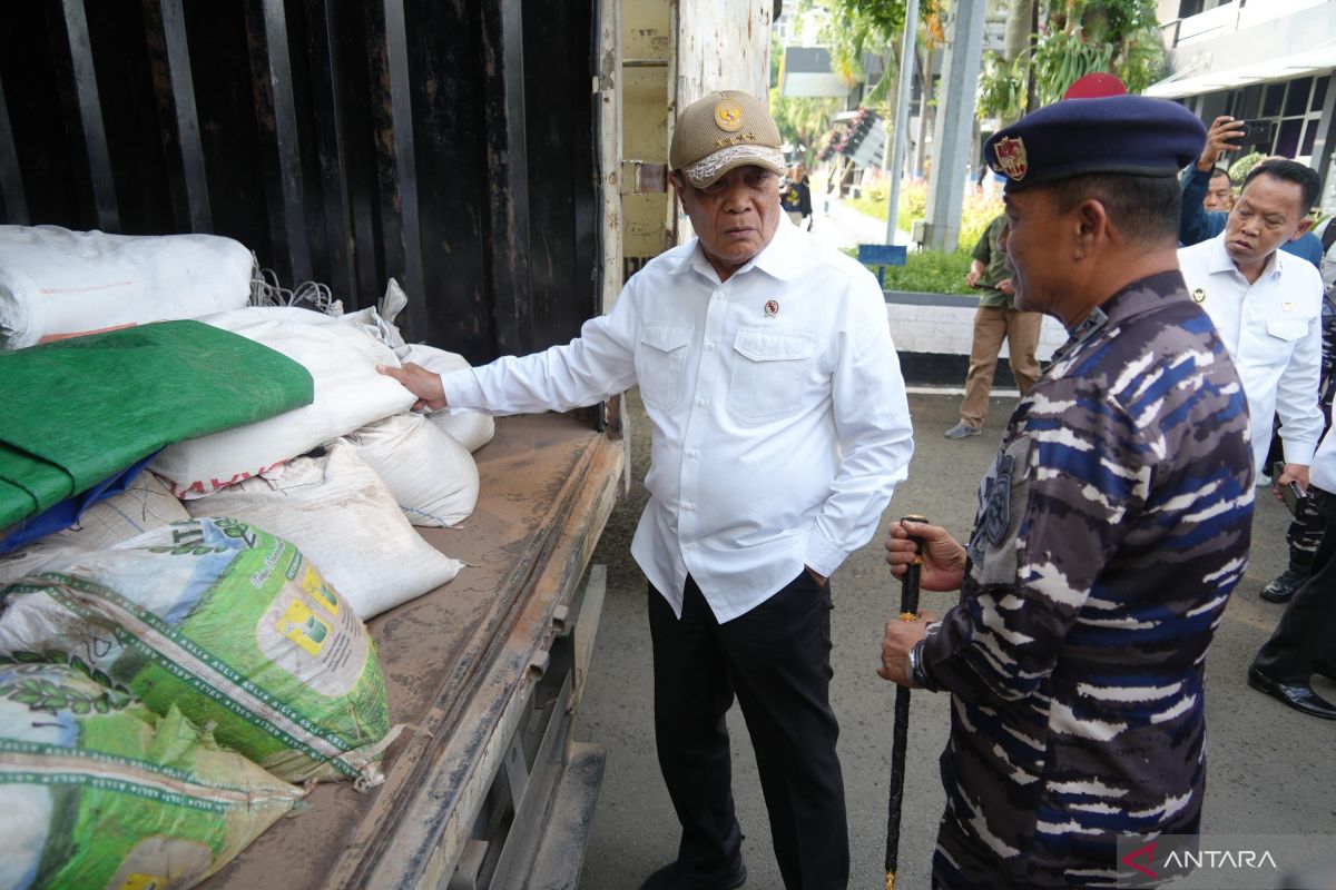 Coordinating Minister for Politics and Security Appreciates Navy for Thwarting Smuggling Attempts