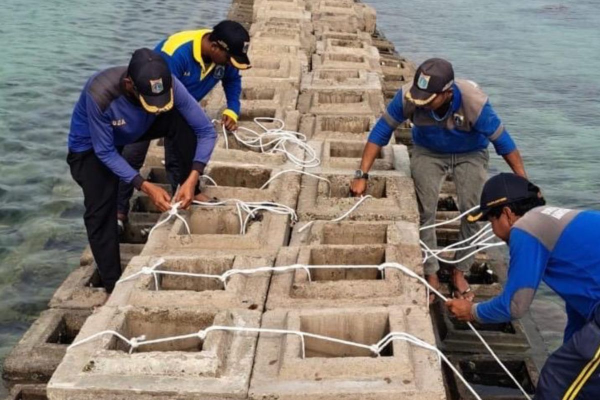 Regency Completes Repair of Breakwater Embankment on Kelapa Dua Island