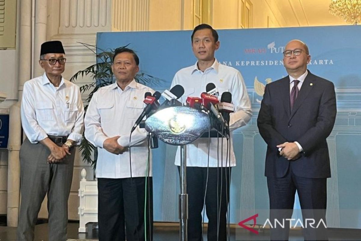 AHY reports to Prabowo on sea walls to national railway network