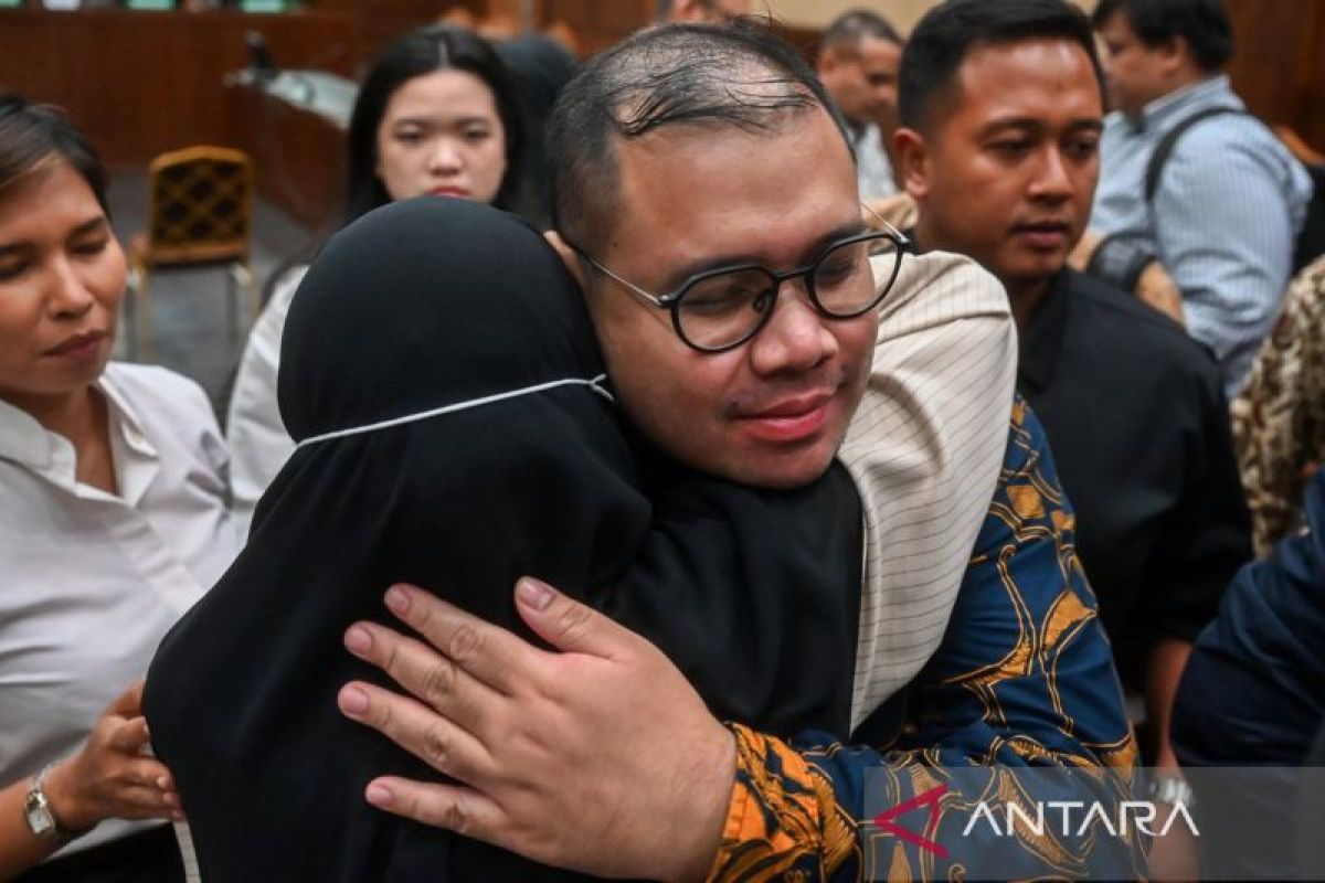 Two dissenting judges call for Ibrahim Arief's acquittal