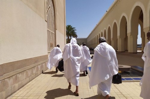 Increasing Heat in Bir Ali Prompts Elderly and Disabled Pilgrims to Perform Miqat Inside Buses