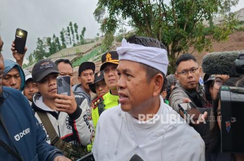 West Java Governor Leads Demolition of Dozens of Stalls Along Eyckman Park in Bandung
