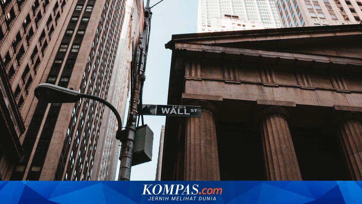 Wall Street Closes Mixed, Inflation and Iran War Concerns Drag Nasdaq Down