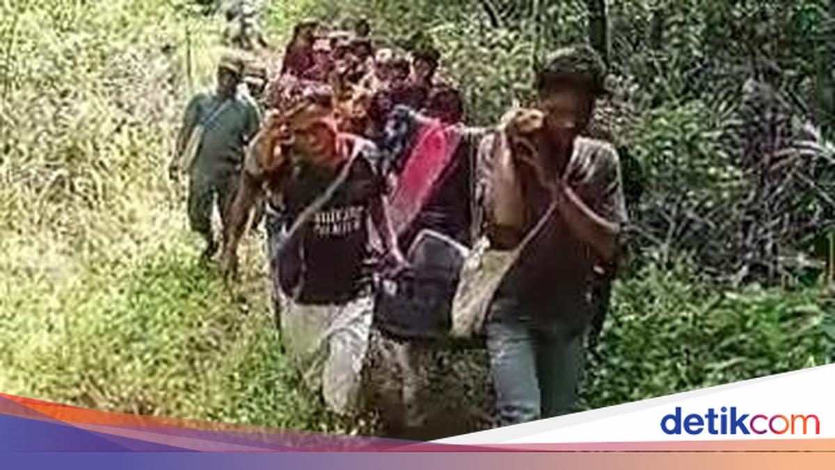 Pregnant Woman Carried for 7 Hours Due to Damaged Roads in Tapsel, Bobby's Response
