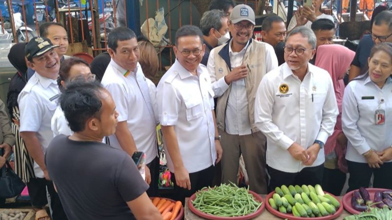 To Stabilise Feed Prices, Zulhas Asks Bulog to Release Subsidised Corn Stocks