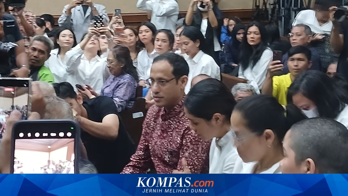 Wearing Detector Device, Nadiem Faces Prosecution Hearing in Chromebook Case