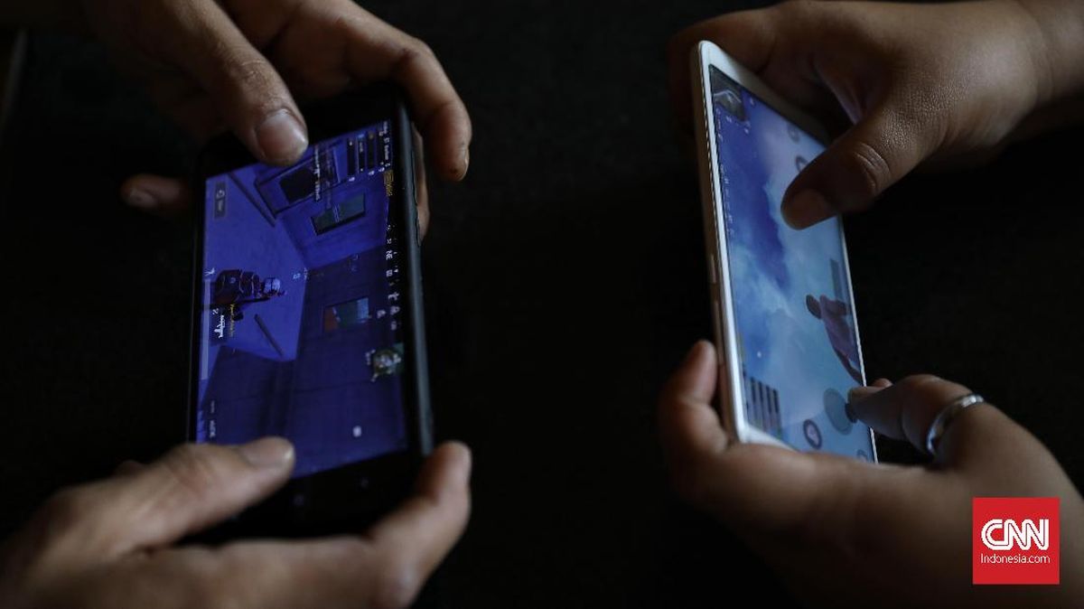 Jember DPRD Council Member Plays Game and Smokes During Meeting, Sanctions Prepared