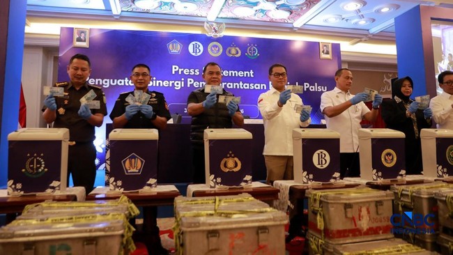 Visuals of 466,535 Sheets of Fake Rupiah Notes Being Destroyed