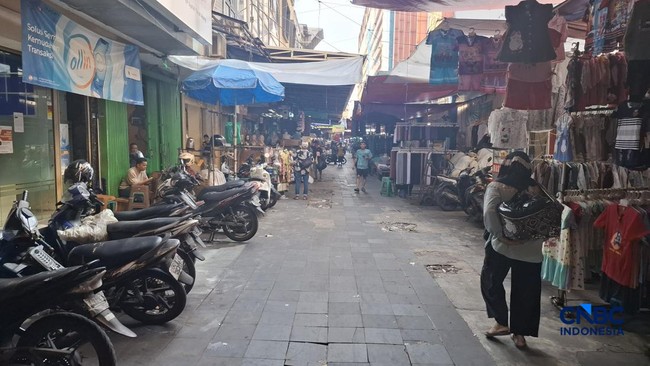 Children's Clothing Sales May Slump, But Street Cart Fried Snacks and Iced Tea Remain Brisk