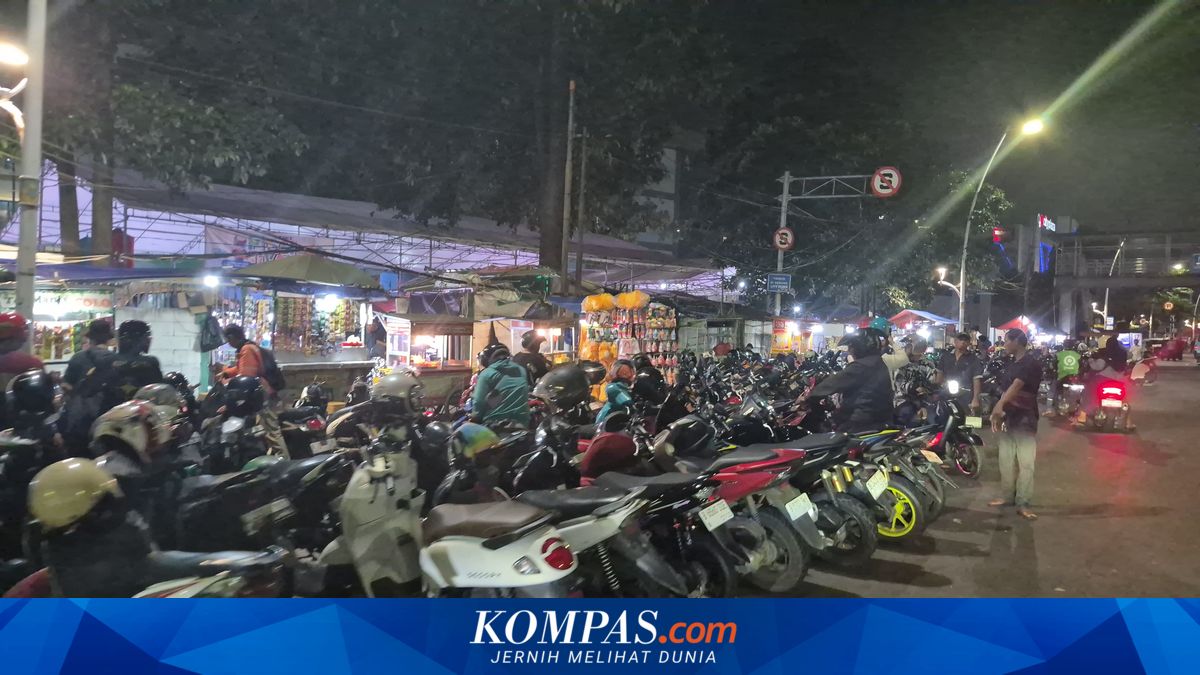 Illegal Parking Emergency Makes Jakarta Struggle to Escape Traffic Jam Trap