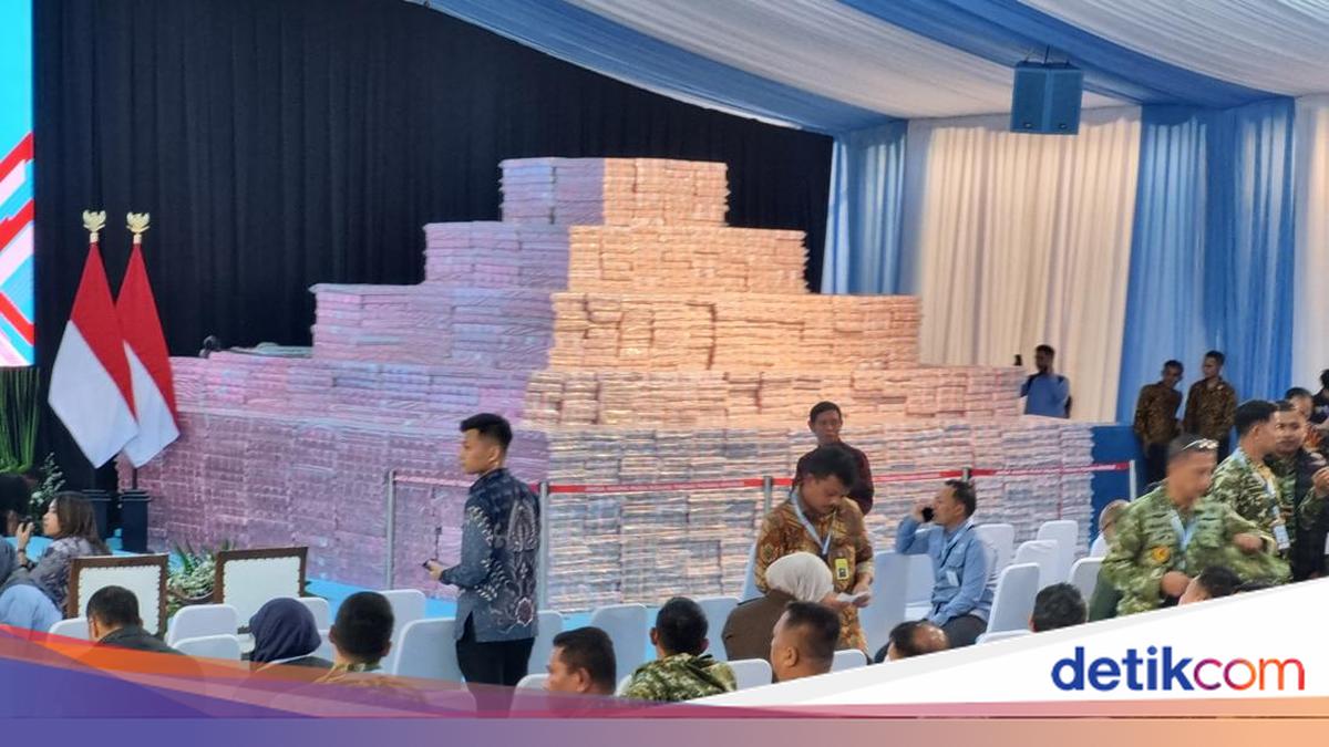 Like a Pyramid, Stack of Rp 10 Trillion from Forest Case Displayed at Attorney General's Office