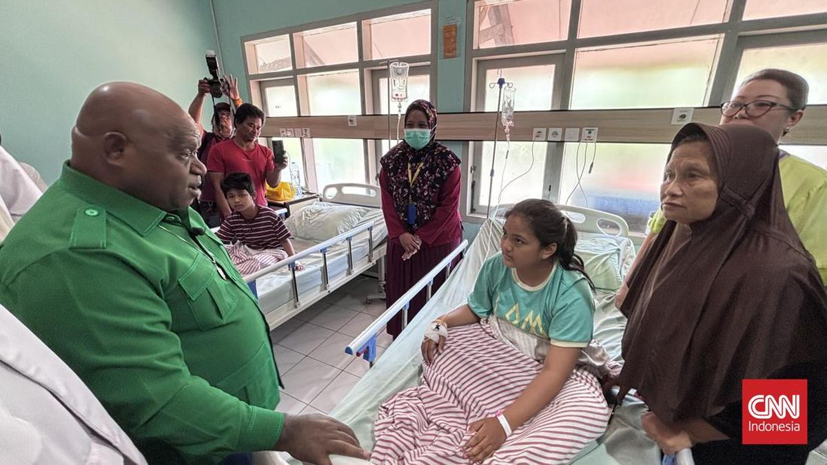 Natalius Pigai Visits Poisoned Students: MBG is Good, the Cook is at Fault