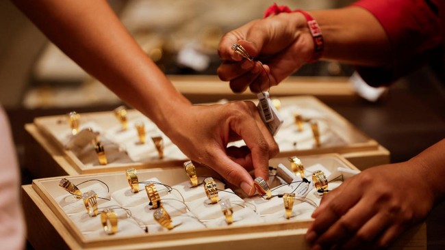 India Suddenly 'Targets' Gold and Silver Imports, What's Going On?
