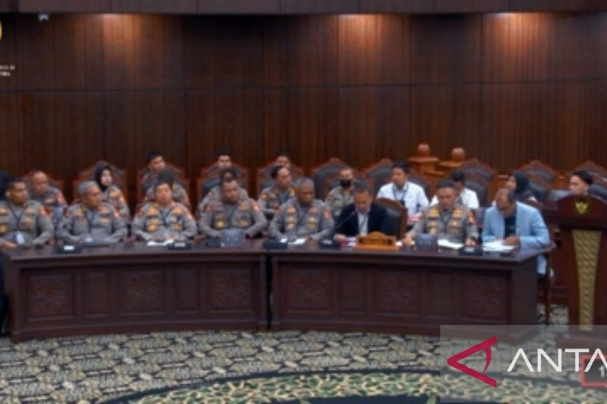 Constitutional Court hears testimony from DPR and President on material review of Police Law
