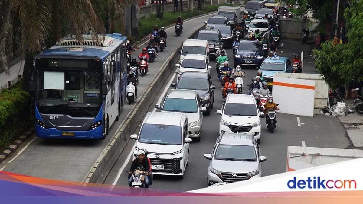 Water Pump Project Leads to Closure of One Lane on Jalan Daan Mogot in West Jakarta Until August