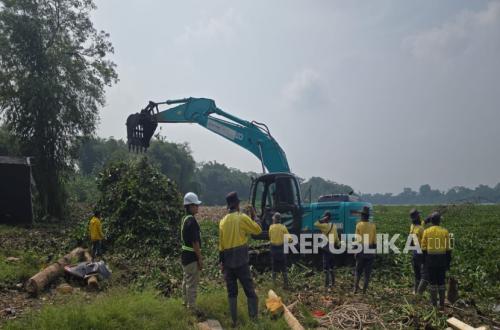 PLN Clears Water Hyacinth Overgrowth in Saguling Reservoir