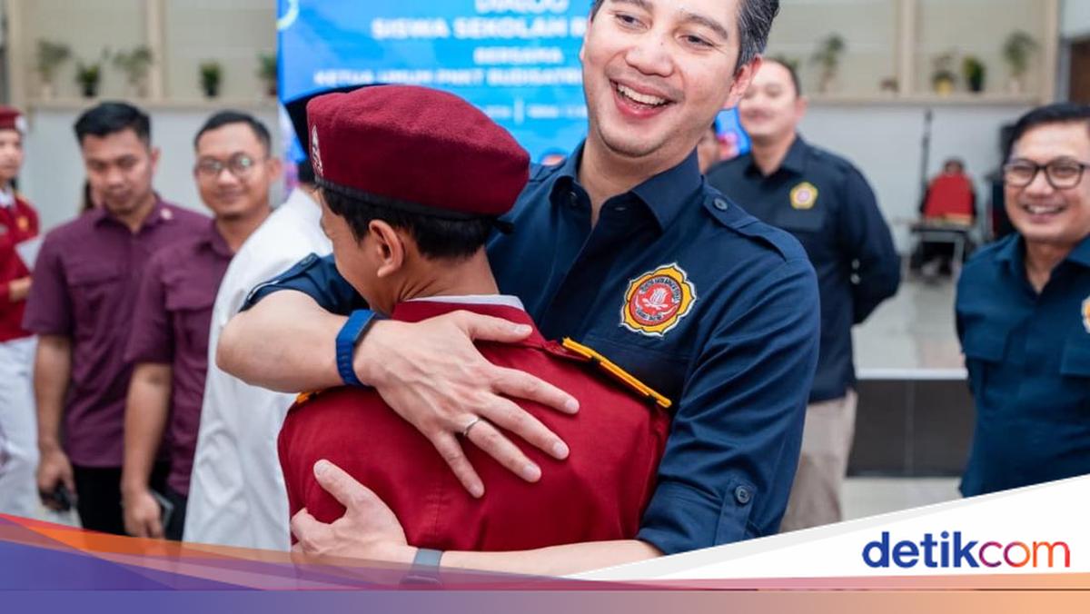 Reviewing People's School in Bekasi, Budisatrio Motivates the Students