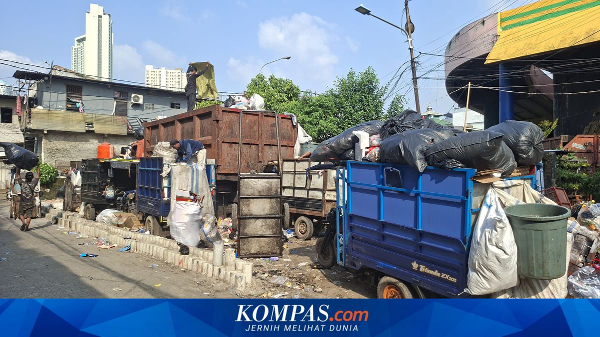 Waste Sorting Programme in West Jakarta Hindered by Lack of Transport Equipment, Workers Request Special Carts
