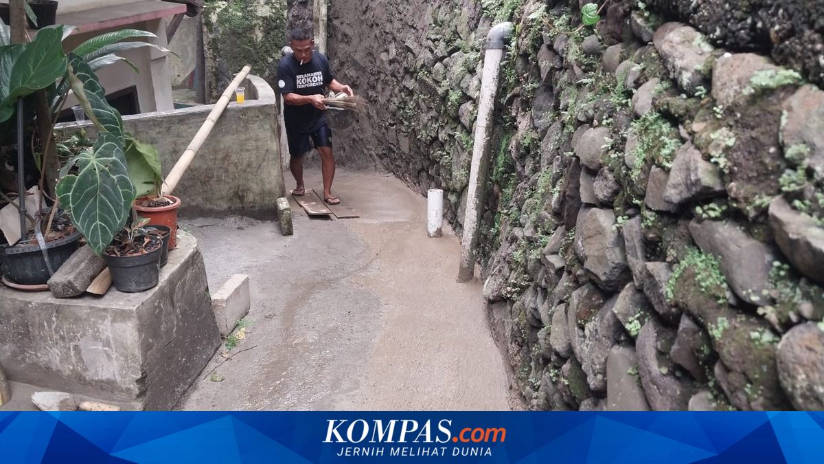 Bogor Residents Pool Resources to Repair Collapsed Batutulis Alternative Road